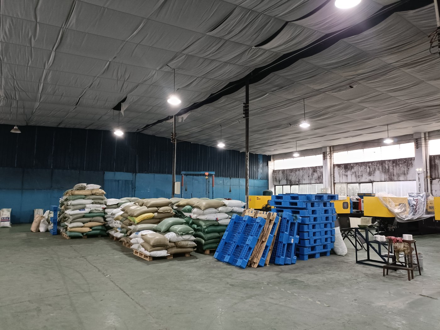 Artificial plant wall warehouse storage